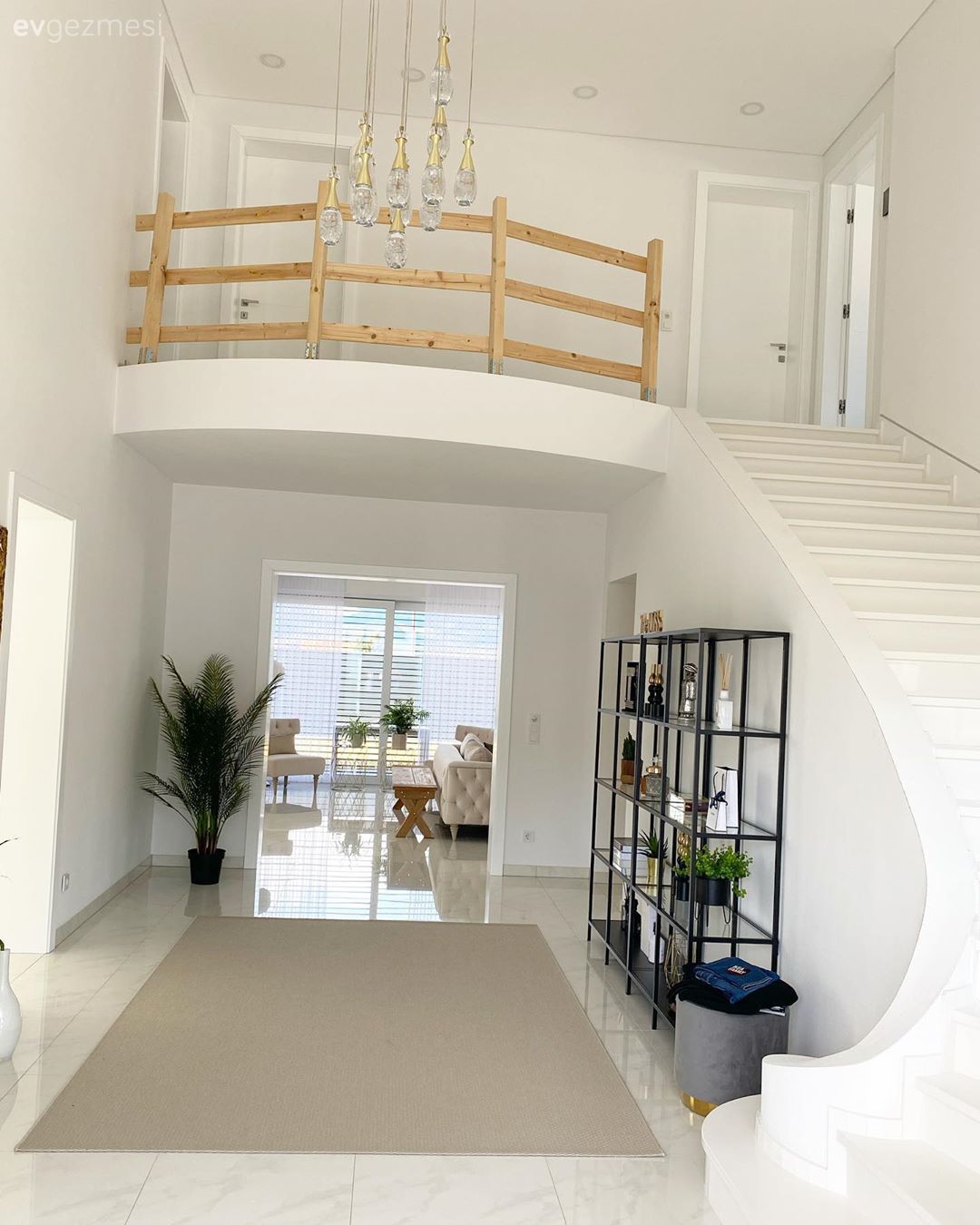 Antre, Beyaz, Ev bitkisi, Dubleks evler, Merdiven, Kitaplık, Puf, Halı, Zemin seramikleri, Dekoratif Objeler, Avize, Aydınlatma