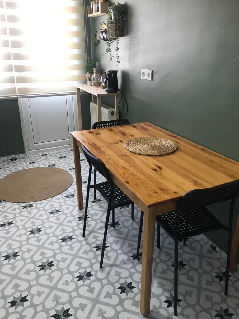 Mutfak masası, Ahşap masa, Sandalye, Yeşil duvar, Zemin seramikleri, Kahve köşesi