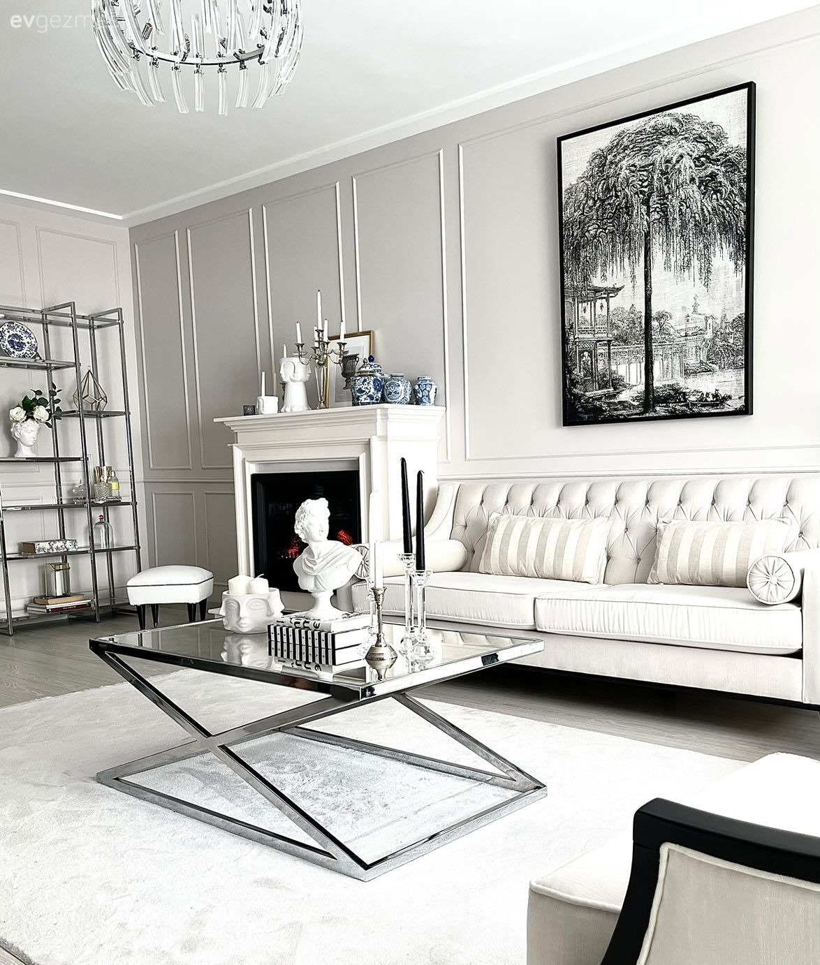 Salon, Beyaz, Siyah, Modern, Koltuk takımı, Duvar çıtalama, Vitrin, Şömine, Tablo, Duvar dekorasyonu, Kırlent, Ev tekstili, Halı, Salon halısı, Metal ayaklı sehpa, Sehpa, Dekoratif Objeler, Berjer