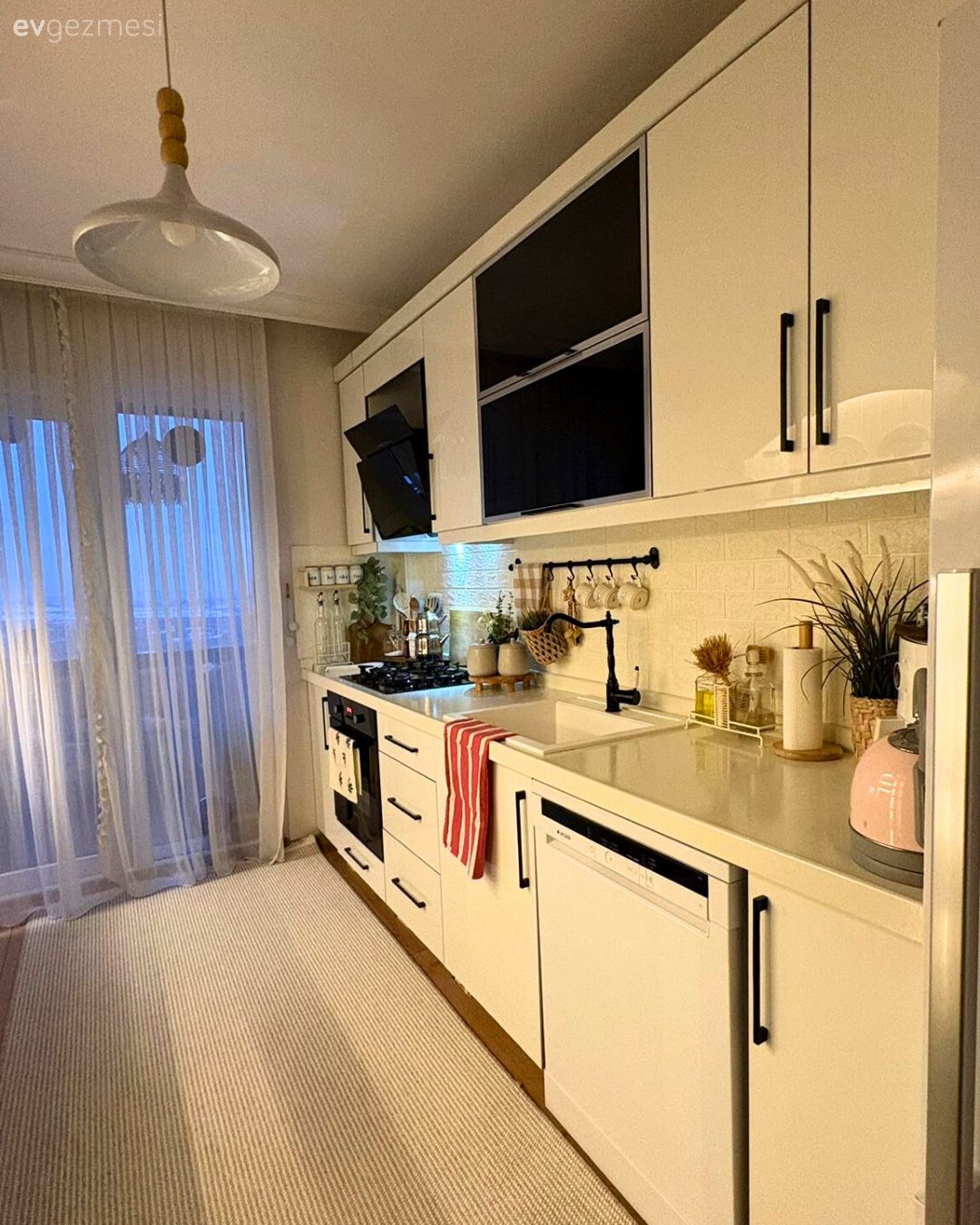 Mutfak, Koridor tipi mutfak, Beyaz, Mutfak halısı, Mutfak tülü, Mutfak perdesi