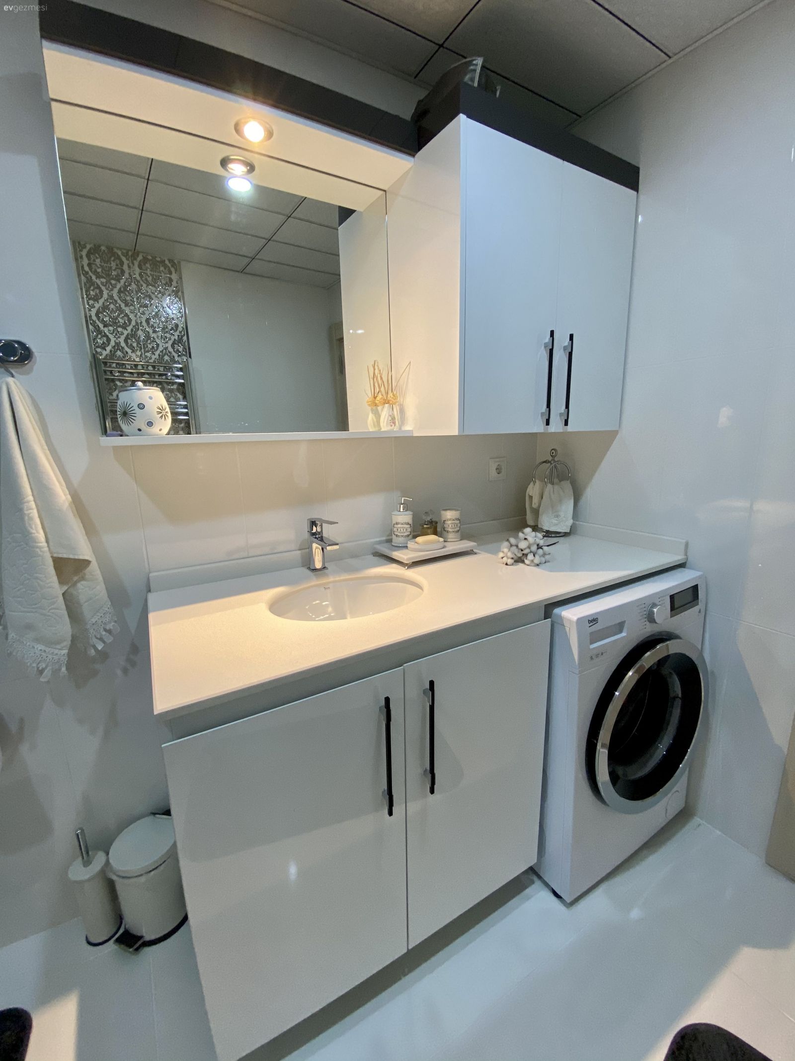 Banyo, Beyaz, Banyo dolabı, Banyo aynası, Banyo seramikleri