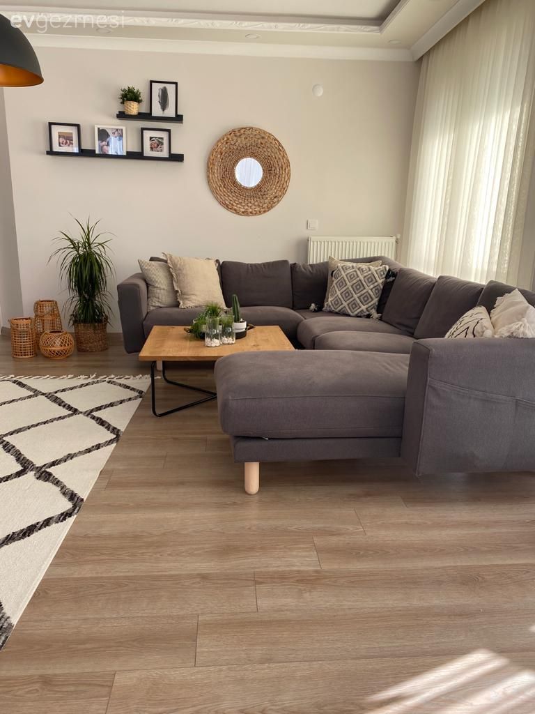 Salon, Bohem Dekorasyon, Beyaz, Gri, Antrasit  , İskandinav, Siyah, Ahşap Mobilya, Hasır, Köşe koltuk, Koltuk takımı, Orta sehpa, Sehpa, Kırlent, Ev tekstili, Halı, Salon halısı, Geometrik desen, Desenler, Duvar rafı, Duvar dekorasyonu, Ev bitkisi, Fener, Ev Aksesuar, Avize, Aydınlatma, Salon avizesi, Ayna, Parke