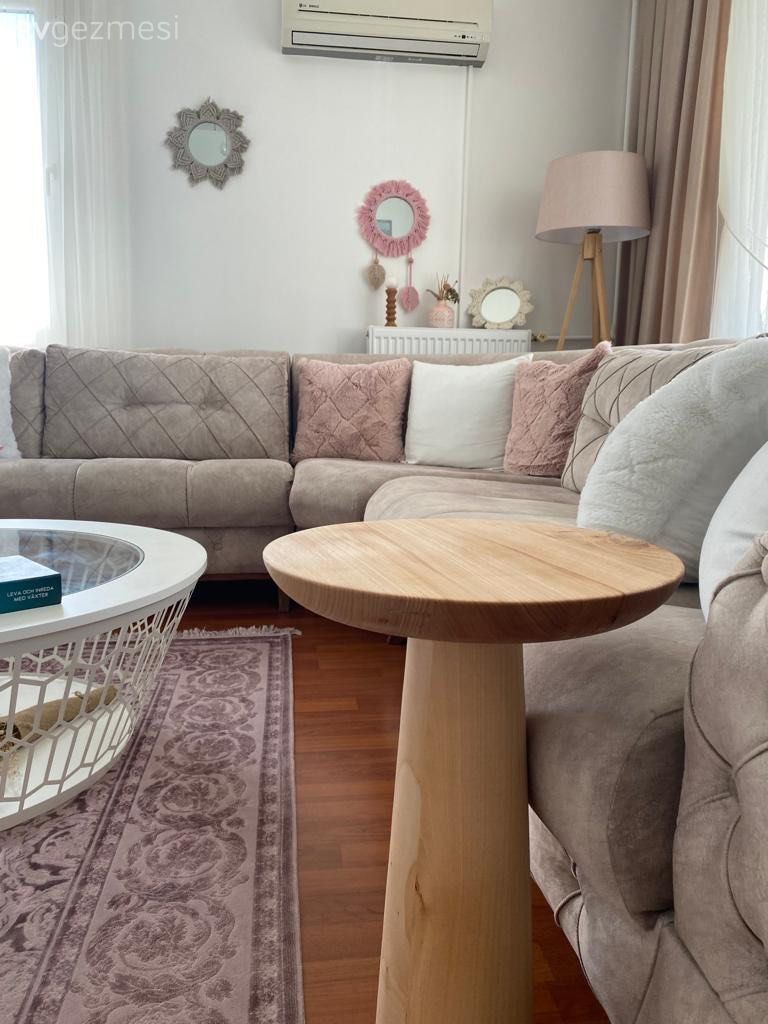 Salon, İskandinav, Bej, Berjer, Beyaz, Ahşap Mobilya, Kırlent, Ev tekstili, Pudra pembe, Fon perde, Perde, Tül perde, Orta sehpa, Sehpa, Abajur, Aydınlatma