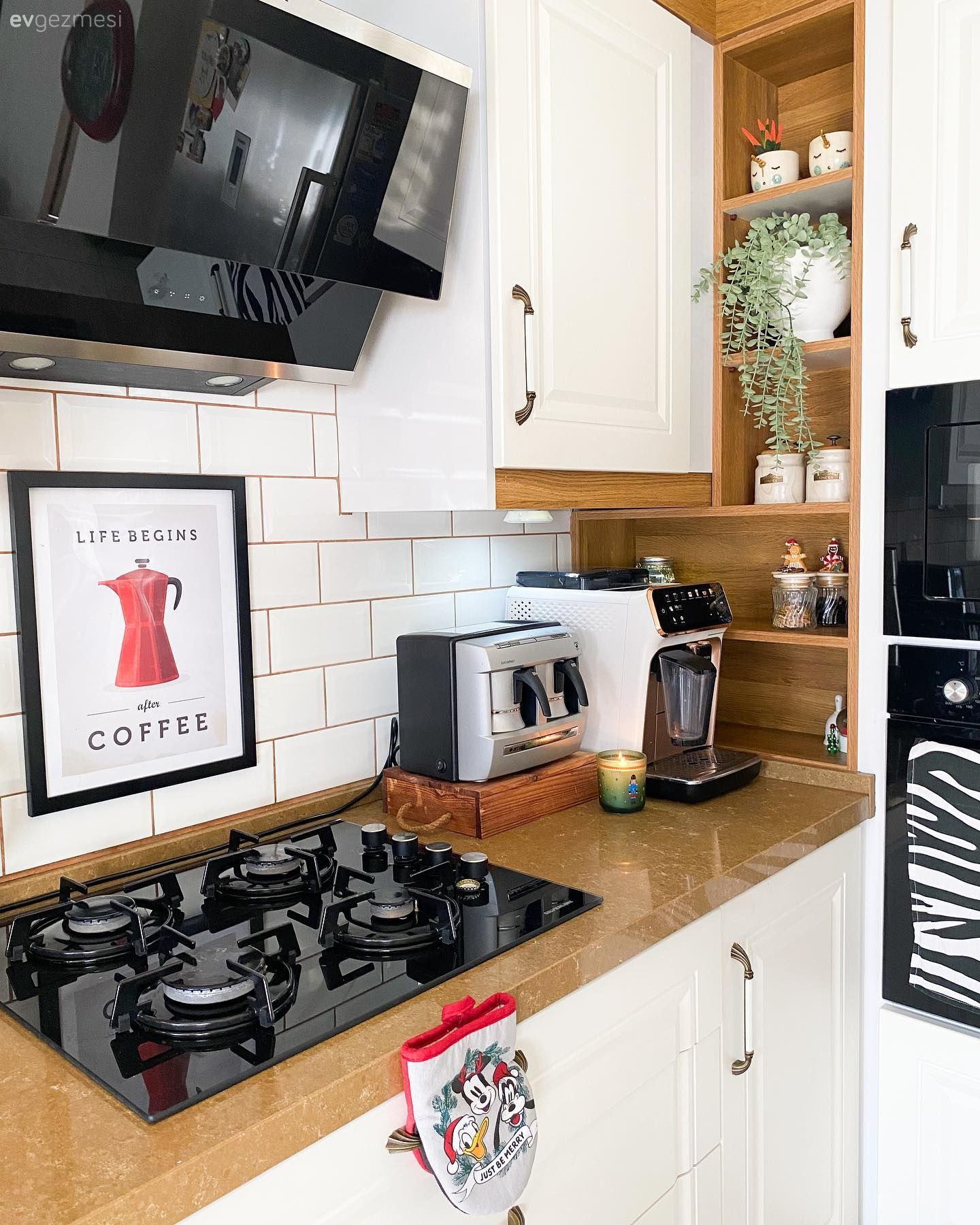 Beyaz ve ahşap mutfak, Mutfak, Modern mutfak, Mutfak tezgahı, Mutfak tezgah arası, Davlumbaz, Siyah, Shaker kapaklı dolaplar, Mutfak aksesuarları