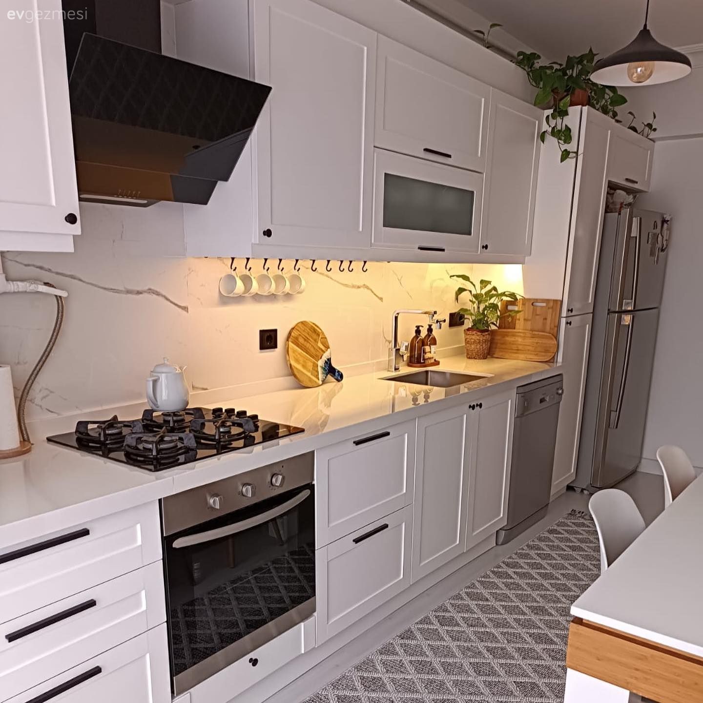 Mutfak, Beyaz, İskandinav, Shaker kapaklı dolaplar, Mutfak tezgahı, Porselen tezgah, Mutfak tezgah arası, Mutfak Avize Modelleri, Mutfak masası, Sandalye, Siyah, Mutfak aksesuarları, Mutfak halısı