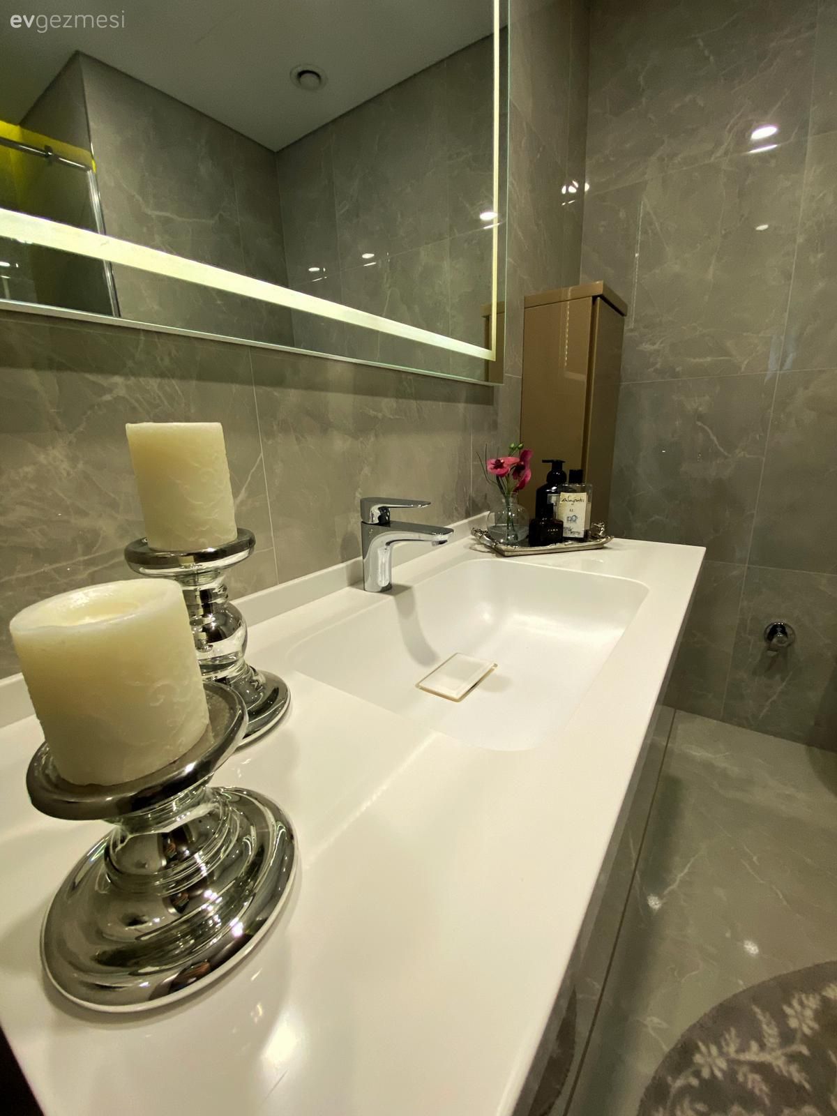 Banyo, Beyaz, Kahverengi, Banyo dolabı, Modern banyo, Banyo seramikleri, Banyo aynası, Banyo aydınlatması, Banyo paspası, Banyo aksesuarları