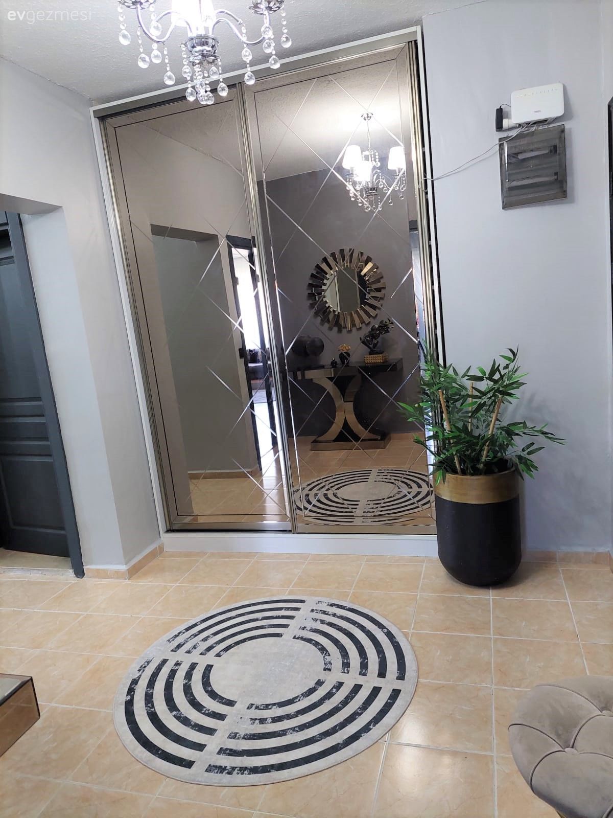 Antre, Ayna kapaklı vestiyer, Ayna, Yolluk, Halı, Saksı, Ev bitkisi, Avize, Aydınlatma