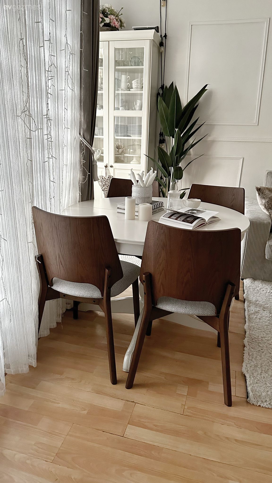 Duvar çıtalama, Beyaz, Vitrin, Fon perde, Perde, Tül perde, Sandalye, Yemek masası