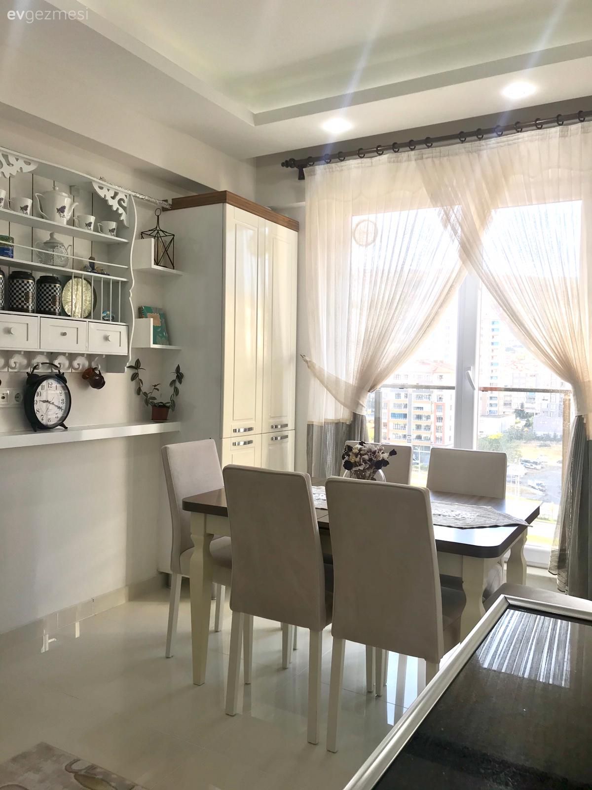 Beyaz mutfak, Mutfak, Beyaz, Mutfak rafı, Mutfak perdesi, Mutfak masası, Sandalye, Mutfak zemin seramikleri, Siyah tezgah, Mutfak tezgahı