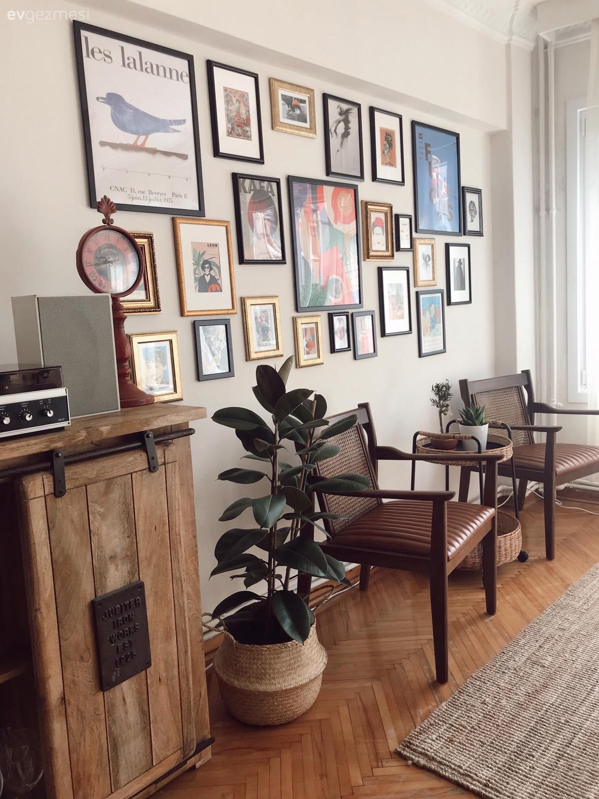 Salon, Eklektik, Kahverengi, Ahşap Mobilya, Dolap, Masif ahşap, Sandalye, Sehpa, Çerçeve, Galeri duvarı, Duvar dekorasyonu, Ev bitkisi, Hasır, Tablo, Halı, Vazo, Ev Aksesuar, Dekoratif Objeler, Parke, Jüt halı
