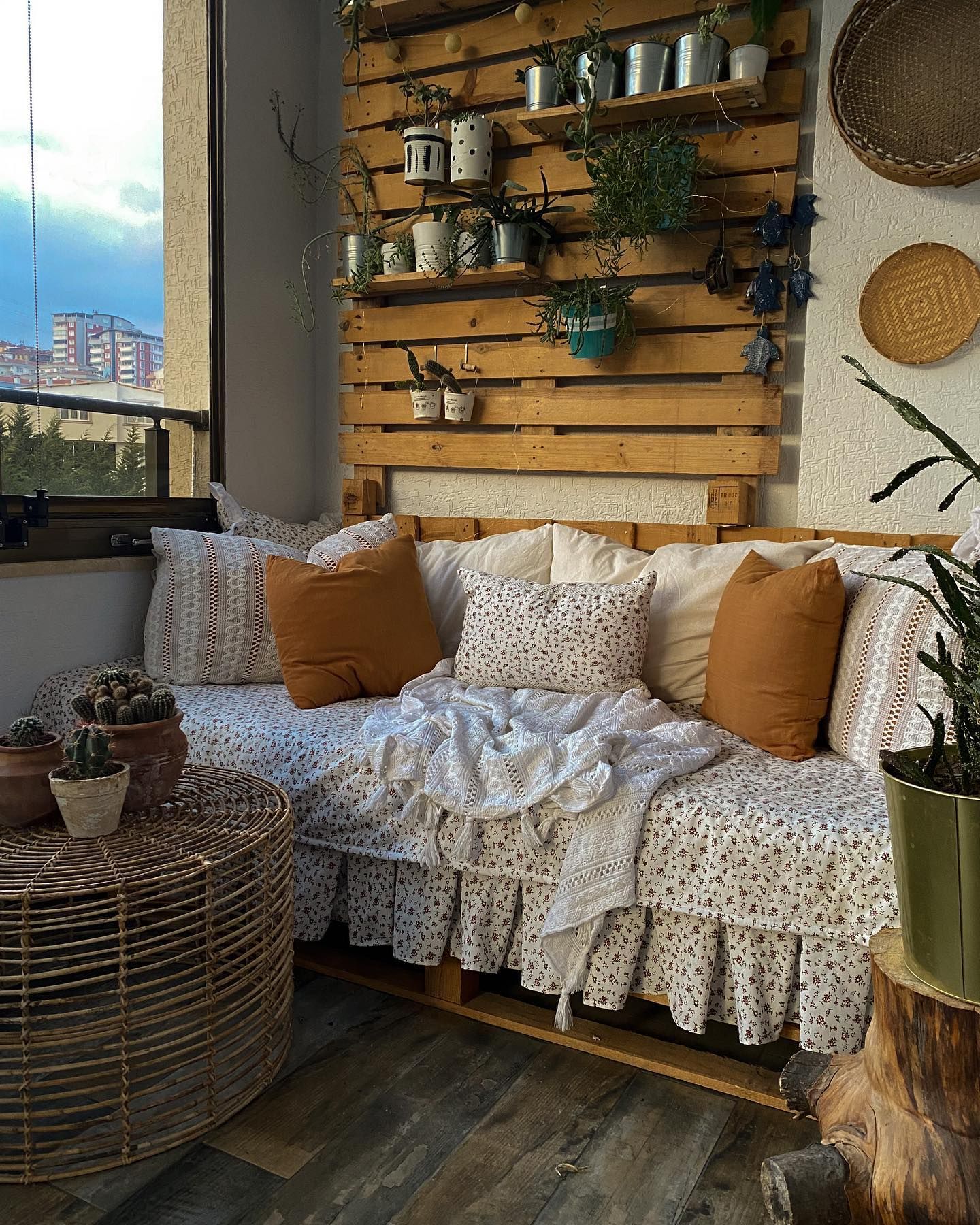 Balkon, Bohem Dekorasyon, Beyaz, Kahverengi, Balkon masası, Sandalye, Hasır sepet, Balkon duvar dekorasyonu, Kapalı balkon, Turuncu