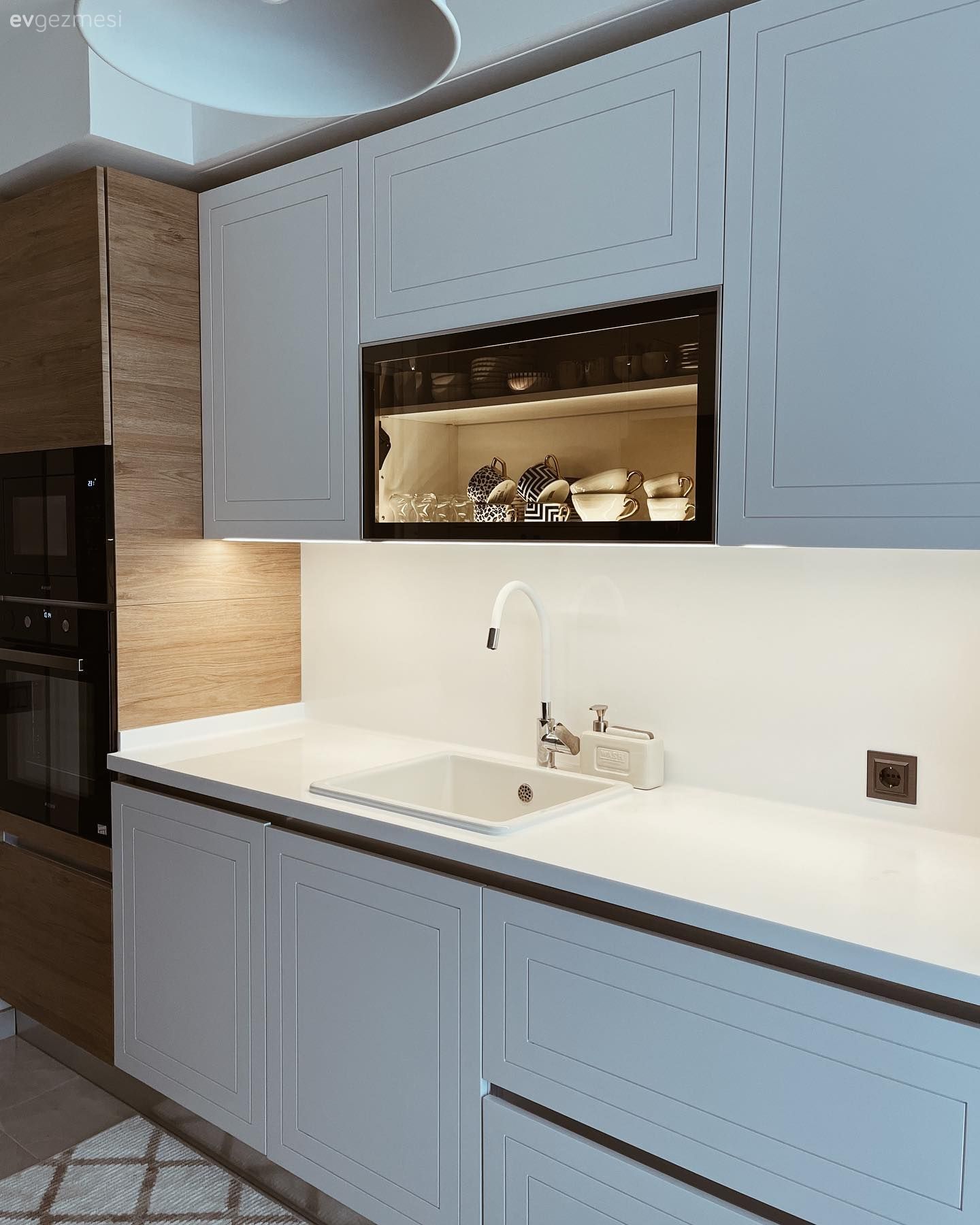 Mutfak, Beyaz, Beyaz ve ahşap mutfak, Kulpsuz mutfak dolabı, Mutfak tezgahı, Mutfak tezgah arası