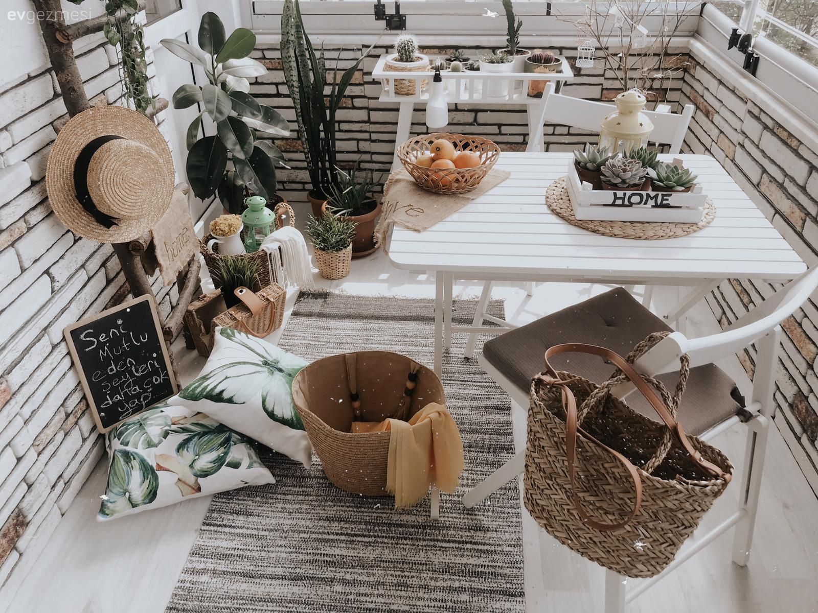Balkon, Beyaz, Sandalye, Balkon masası, Balkon duvar dekorasyonu, Balkon çiçekleri, Hasır, Balkon halısı