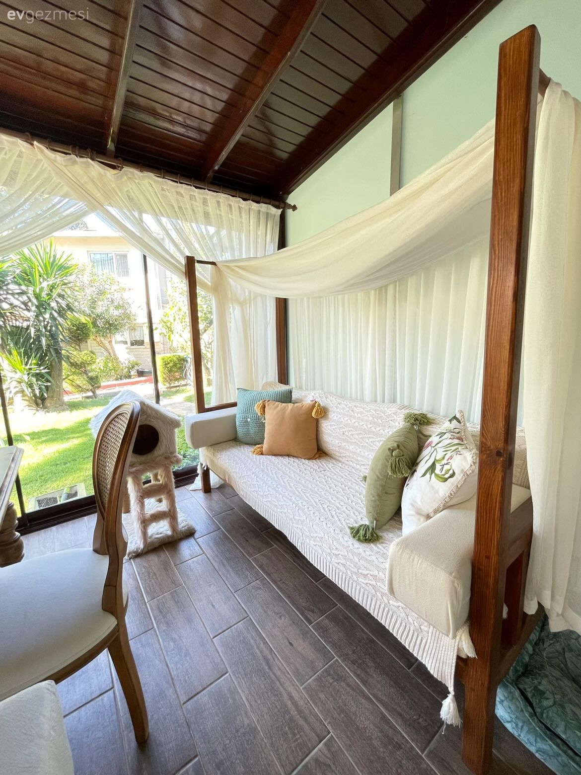 İki Katlı Bu Bahçeli Evde Ahşap ve Bitkilere Doyum Olmuyor!