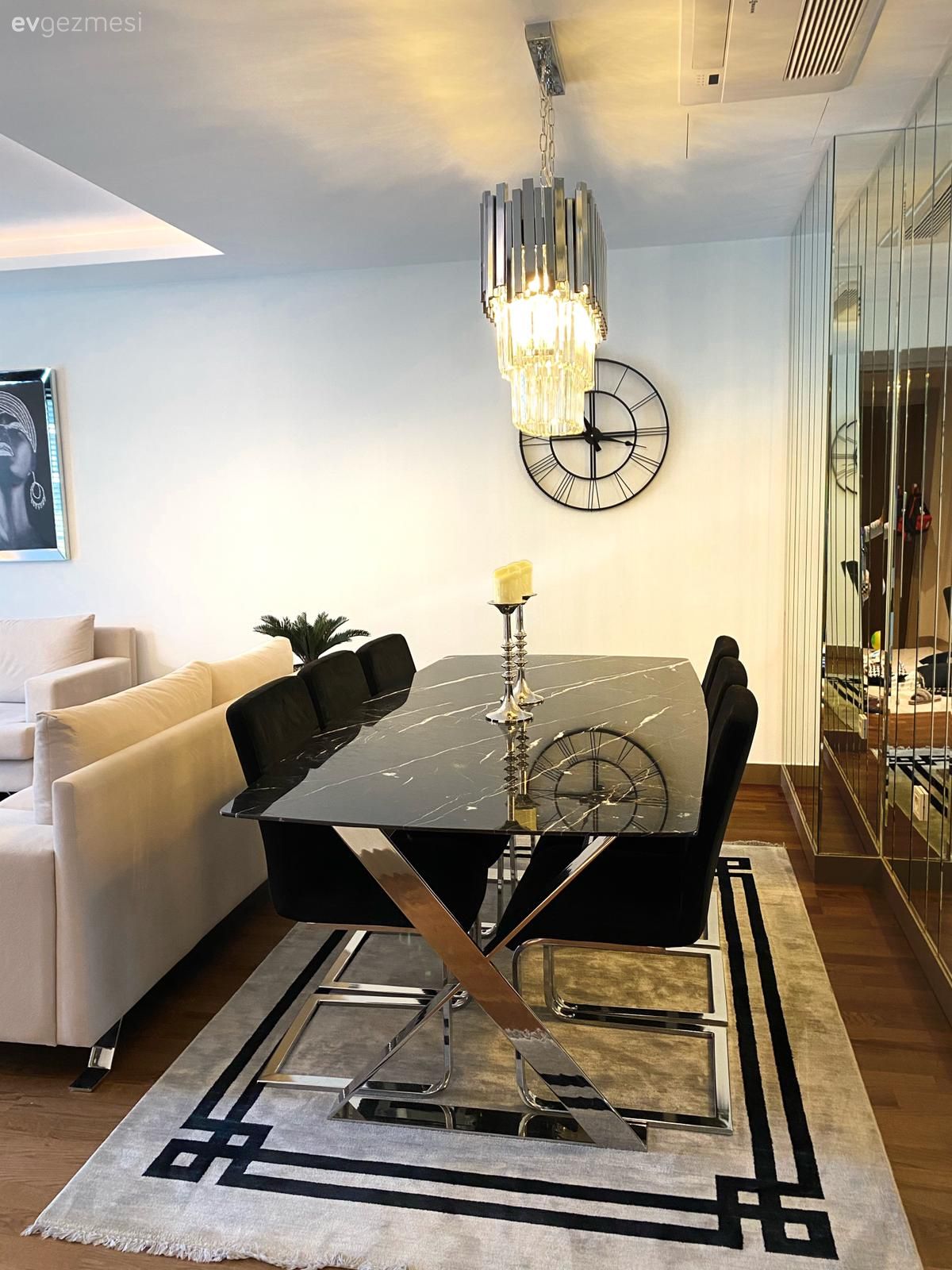 Art deko, Siyah, Beyaz, Gümüş, Sandalye, Yemek masası, Duvar saati, Duvar dekorasyonu, Halı, Çizgili desen, Desenler, Duvar ayna kaplama, Ayna, Avize, Aydınlatma, Yemek odası avizesi