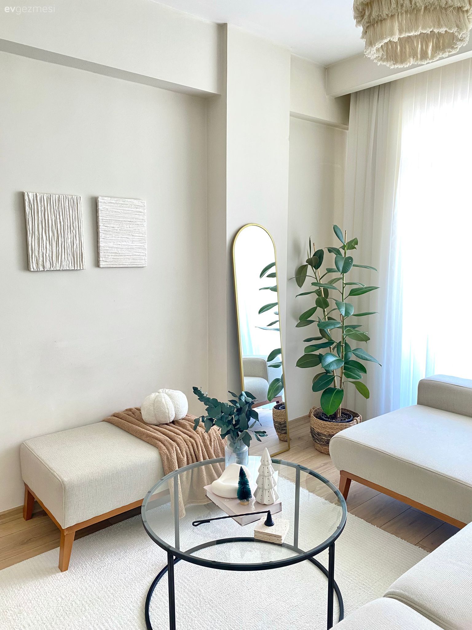 Boy aynası, Ayna, Beyaz, Krem, Bej, Ev bitkisi, Köşe koltuk, Koltuk takımı, Cam orta sehpa, Orta sehpa, Puf, Avize, Aydınlatma, Salon avizesi, Halı, Salon halısı