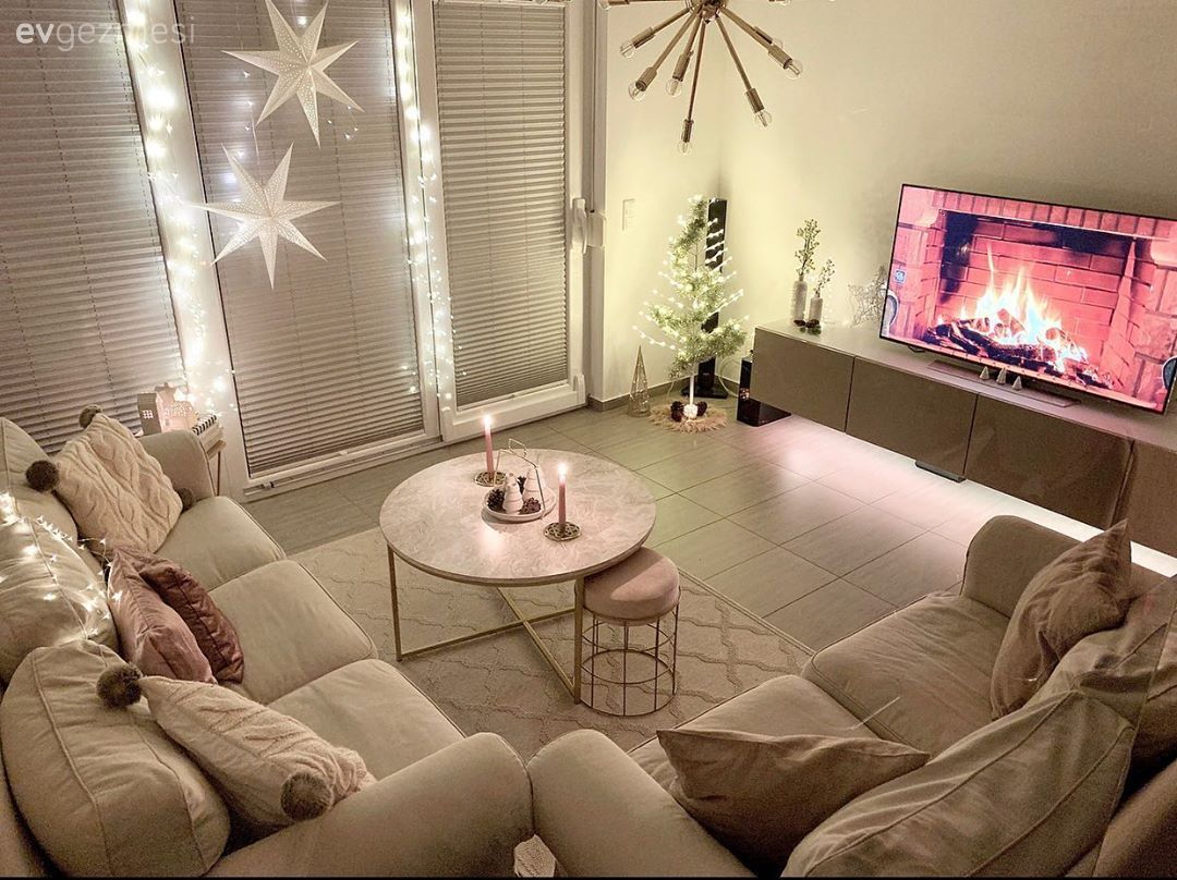 Salon, Beyaz, Pembe, Bej, Altın, Koltuk takımı, Berjer, Tablo, Duvar dekorasyonu, Orta sehpa, Sehpa, Metal ayaklı sehpa, Halı, Salon halısı, Avize, Aydınlatma, Salon avizesi, Kırlent, Ev tekstili, Sehpa üstü aksesuarı, Ev Aksesuar, Lambader, Vazo, Yapay çiçekler, Tv ünitesi