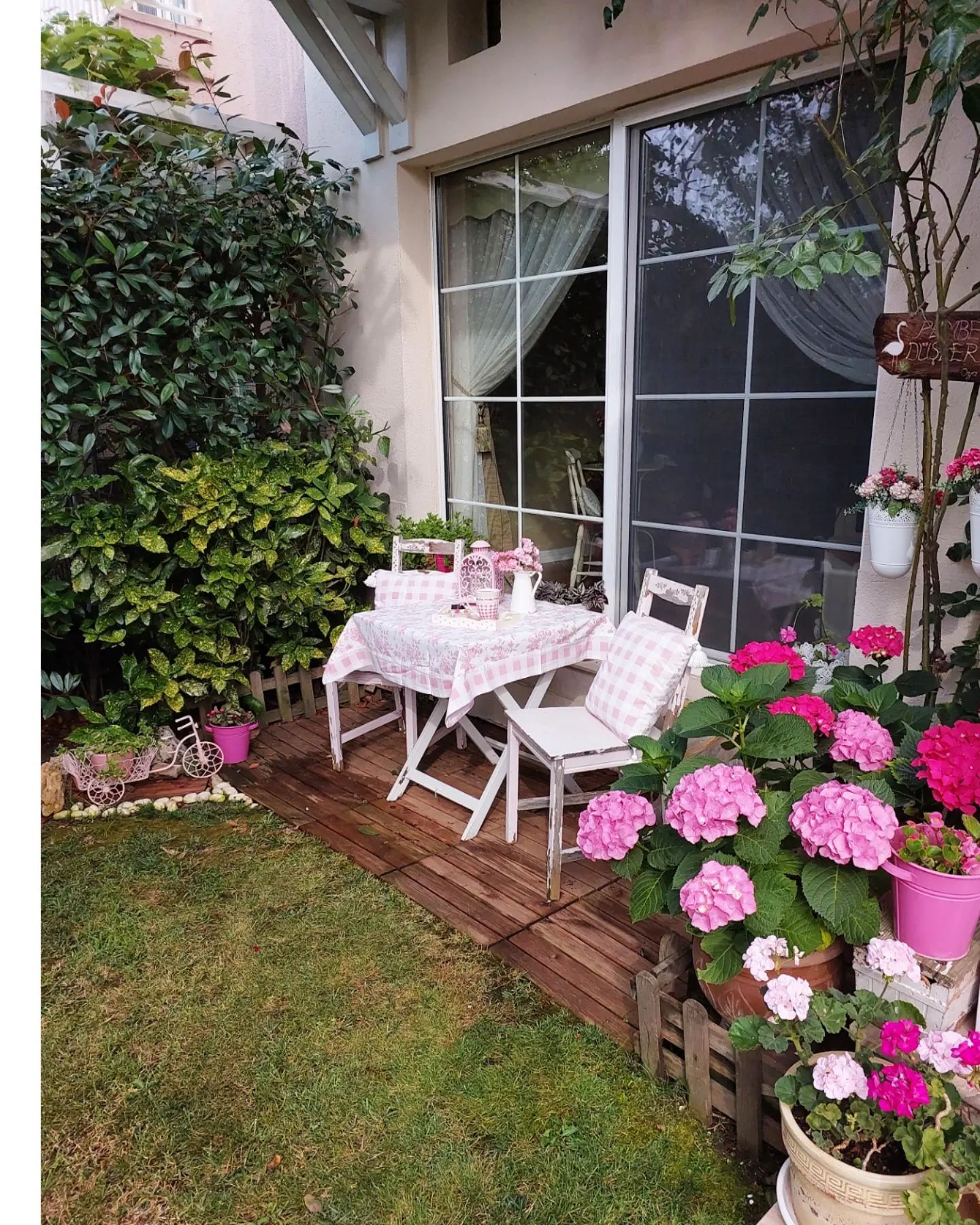 Bahçe, Beyaz, Pembe, Sandalye, Bahçe masası, Çiçekler