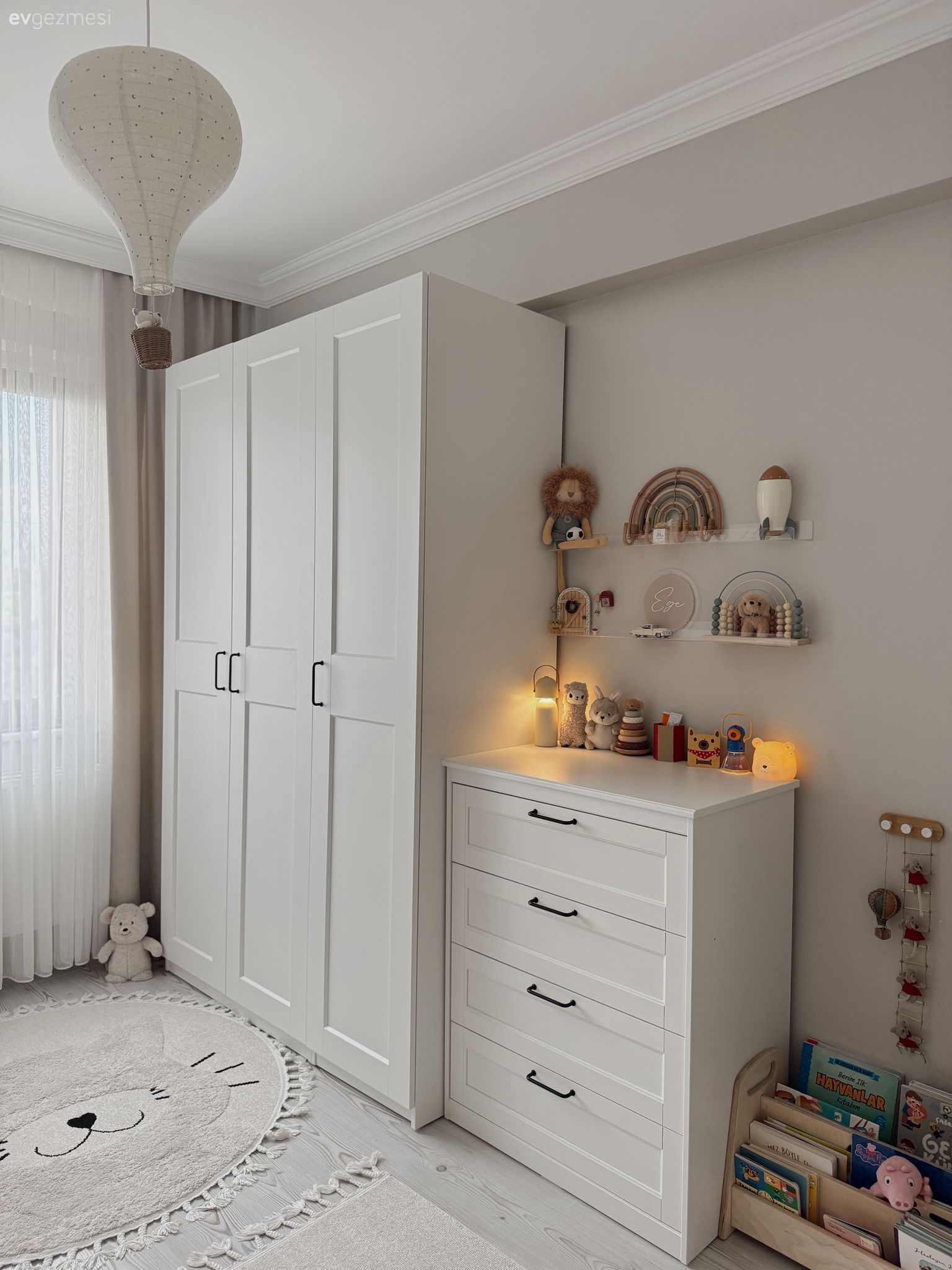 Çocuk Odası, Beyaz, Gardrop, Avize, Aydınlatma, Çocuk odası aydınlatması, Çocuk odası halısı, Dekoratif Objeler