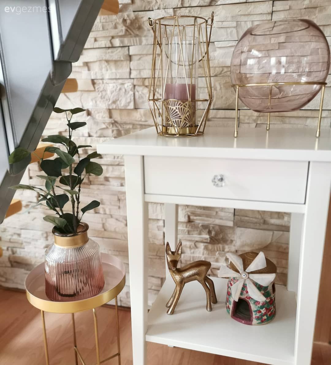 Konsol, Beyaz, Vazo, Ev Aksesuar, Dekoratif Objeler, Konsol üzeri dekoratif objeleri, Ev bitkisi, Altın, Taş duvar, Duvar dekorasyonu, Mumluk, Yan sehpa, Sehpa