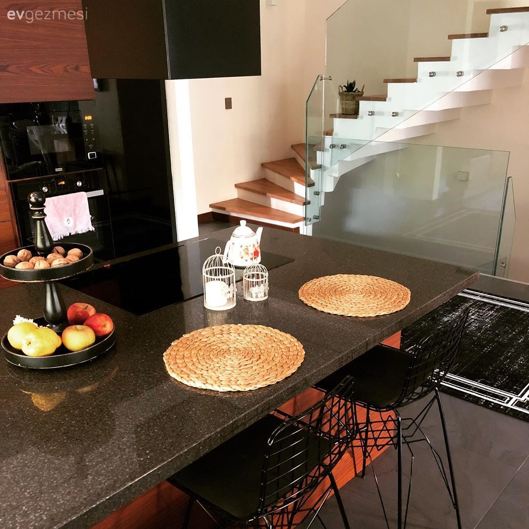 Amerikan Mutfak, Mutfak, Ada mutfak, Siyah, Kahverengi, Metal sandalye, Sandalye, Ankastre, Mutfak tezgahı, Mutfak tezgah arası, Dubleks evler, Merdiven