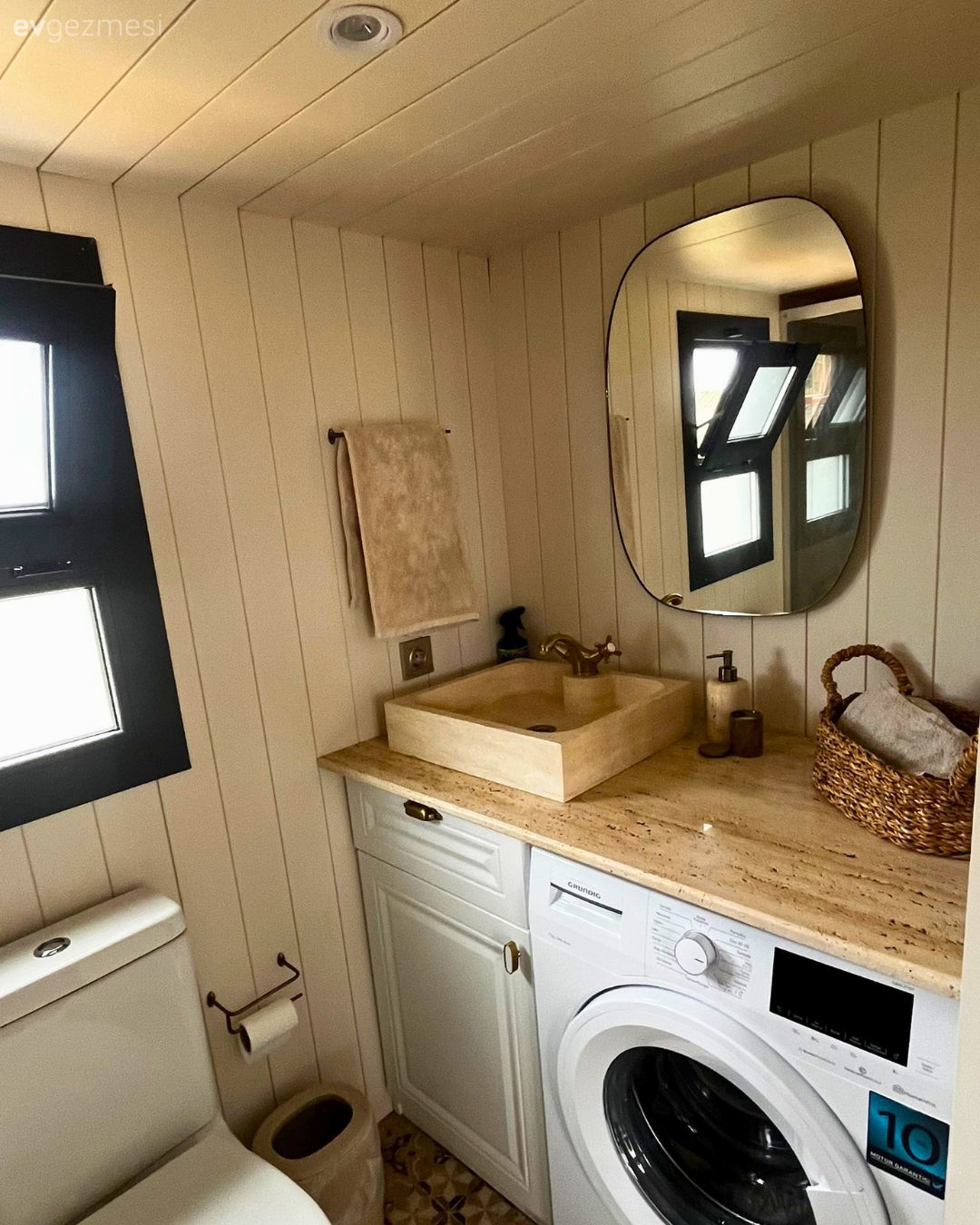 Tiny house, Banyo, Ahşap Mobilya, Banyo lavabosu, Banyo aynası, Banyo dolabı, Lambri, Gri, Bej, Beyaz