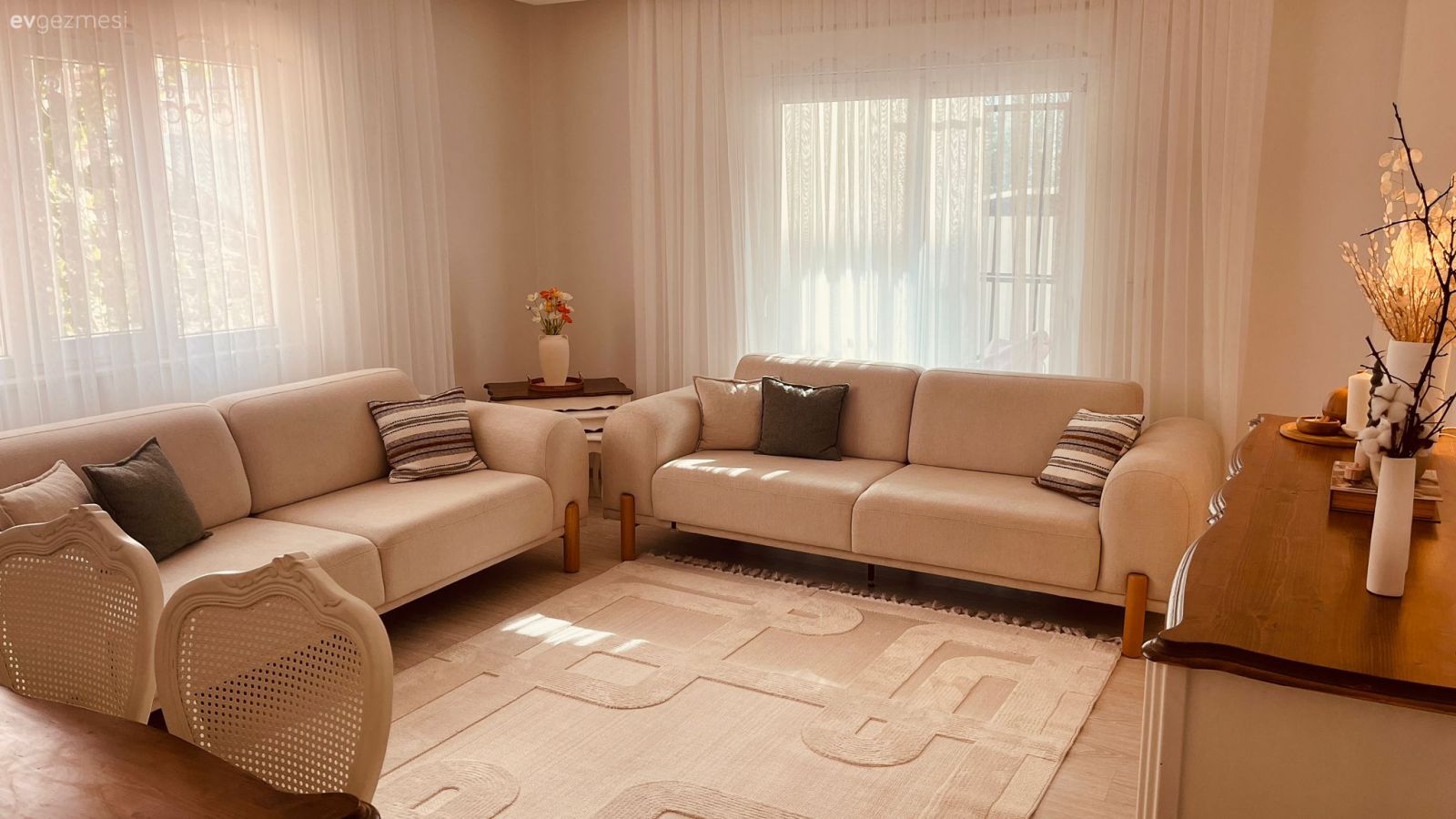 Salon, Country, Beyaz, Bej, Krem, Ahşap Mobilya, Koltuk takımı, Ev Aksesuar, Halı, Salon halısı, Sandalye, Yemek masası, Tül perde, Perde, Kırlent, Ev tekstili, Dekoratif Objeler