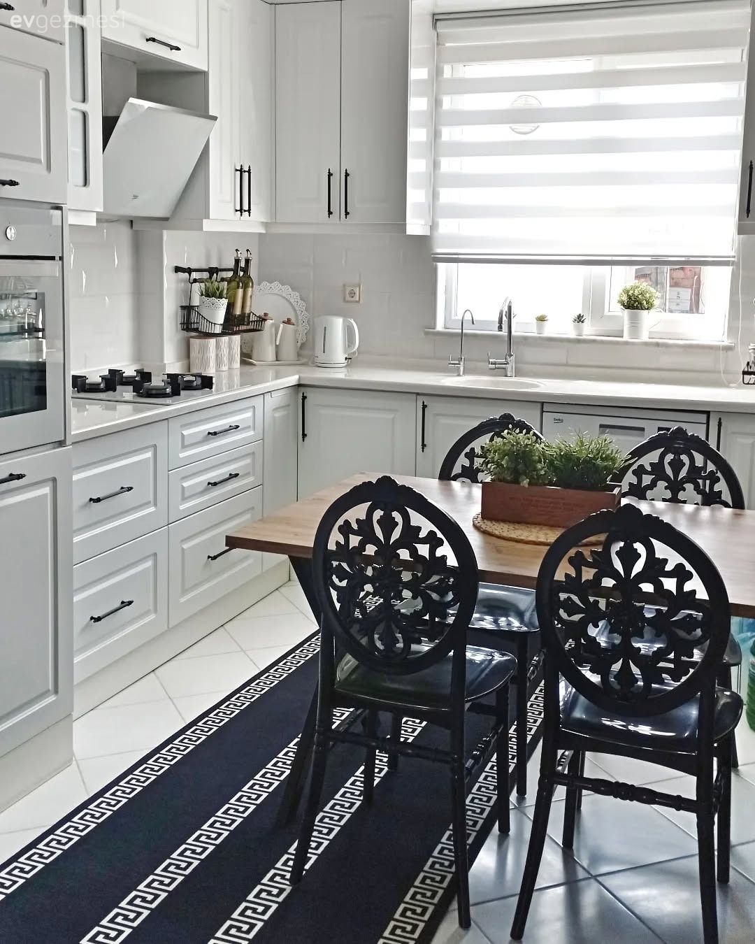 Ferforje Sandalyeler Bu Mutfağa Samimiyet Katmış