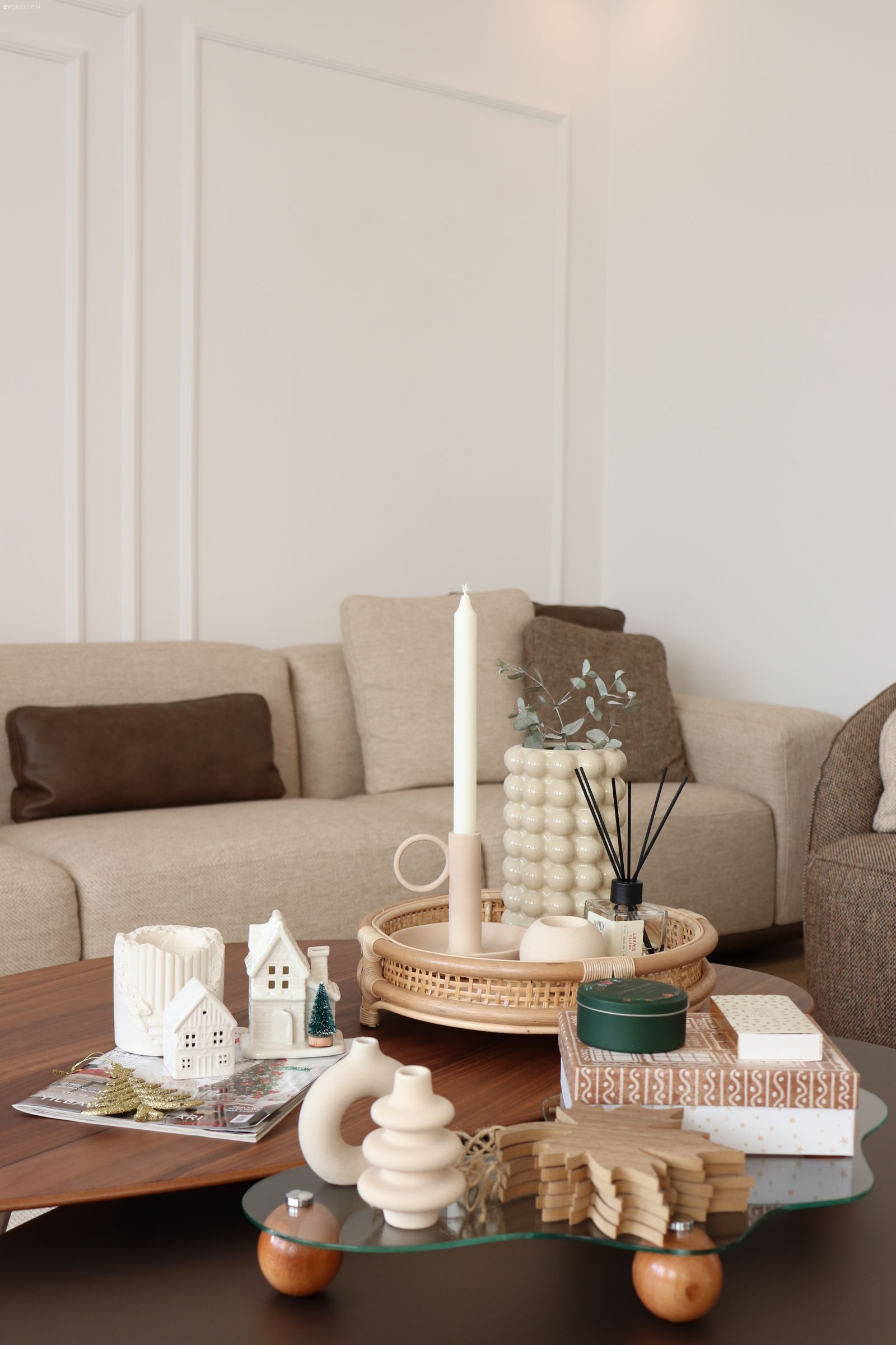 Duvar çıtalama, Vizon, Kahverengi, Kırlent, Ev tekstili, Koltuk takımı, Orta sehpa, Sehpa, Yuvarlak sehpa, Berjer