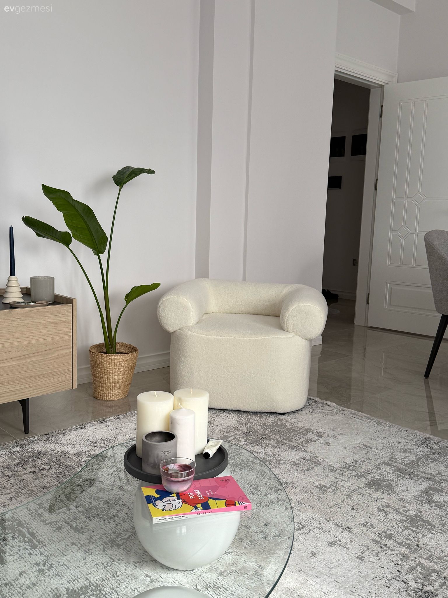 Beyaz, Ahşap Mobilya, Tv ünitesi, Tv ünitesi aksesuarları, Ev Aksesuar, Halı, Salon halısı, Berjer