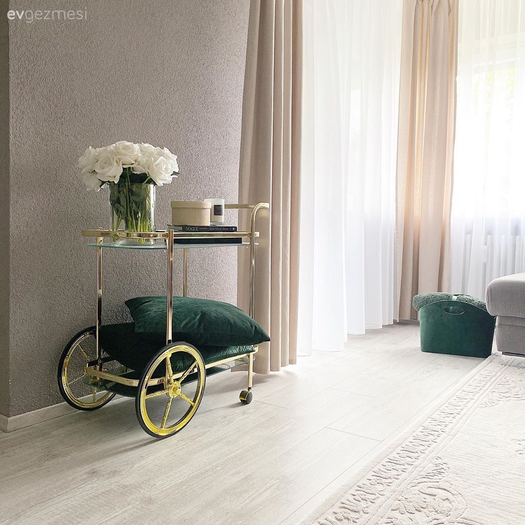 Yeşil, Fon perde, Perde, Tül perde, Vazo, Ev Aksesuar, Çiçekler, Servis arabası, Gri duvar