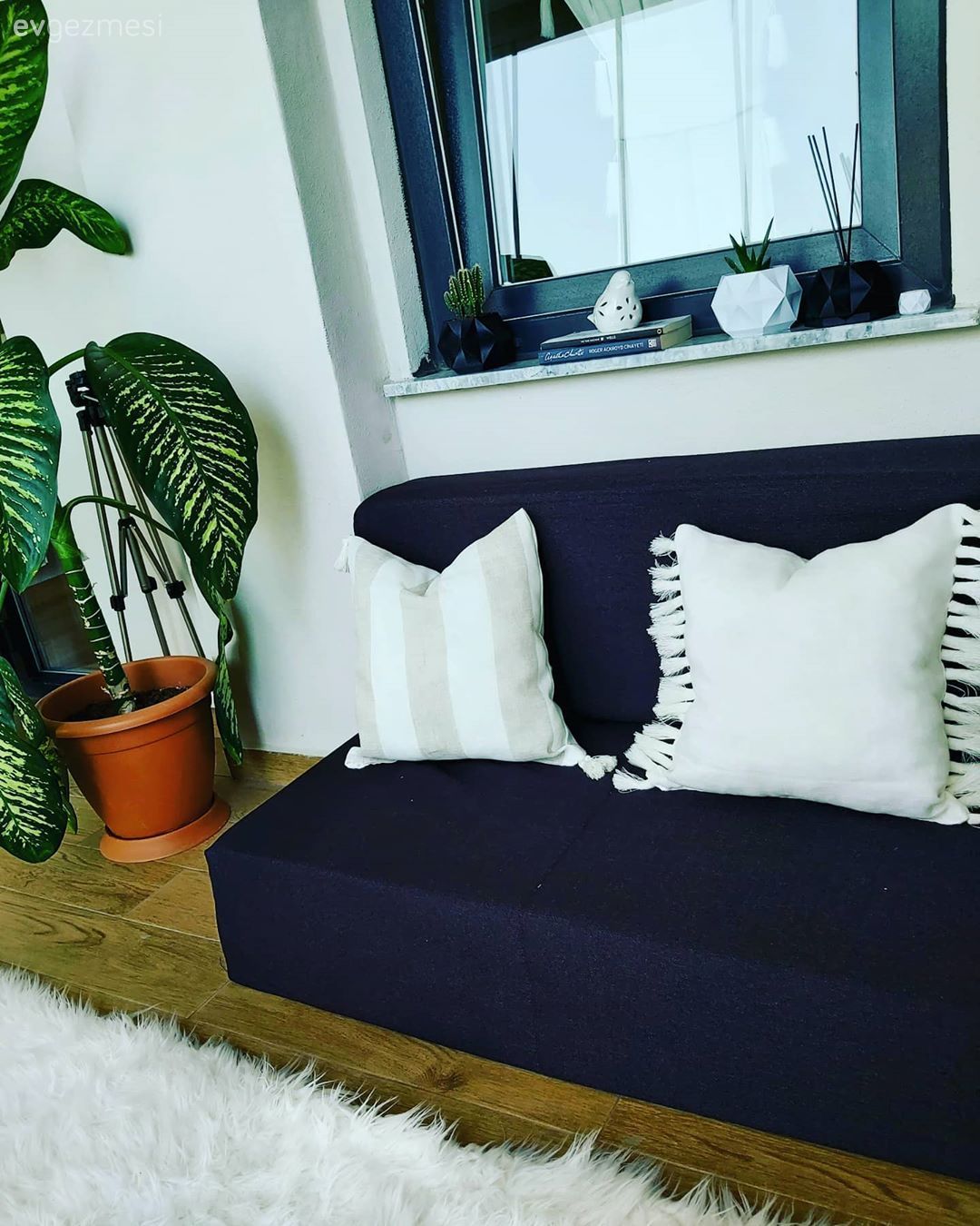 Balkon, Beyaz, Antrasit  , Balkon halısı, Sedir, Cam balkon, Balkon zemini, Ev bitkisi, Peluş, Kırlent, Ev tekstili