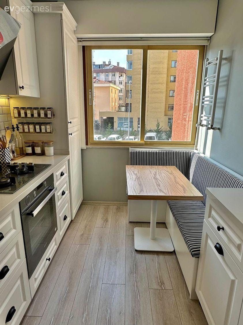 Mutfak, Beyaz, Siyah, Siyah- Beyaz, Çizgili desen, Desenler, Mutfak köşesi, Mutfak masası, Mutfak tezgahı, Mutfak tezgah arası, Tezgah arası seramik, Mutfak aksesuarları, Mutfak rafı