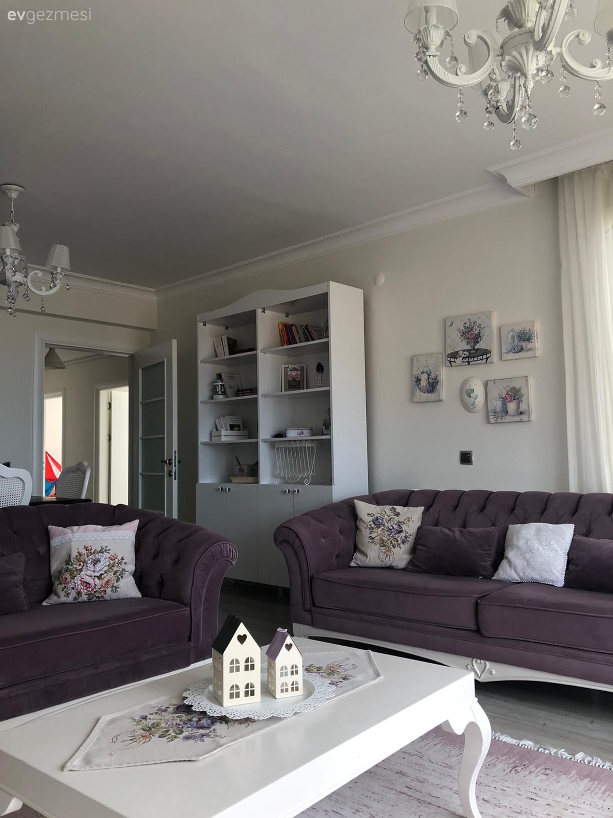 Salon, Country, Pembe, Mor, Beyaz, Koltuk takımı, Berjer, Orta sehpa, Sehpa, Avize, Aydınlatma, Salon avizesi, Ev bitkisi, Kitaplık, Halı, Salon halısı