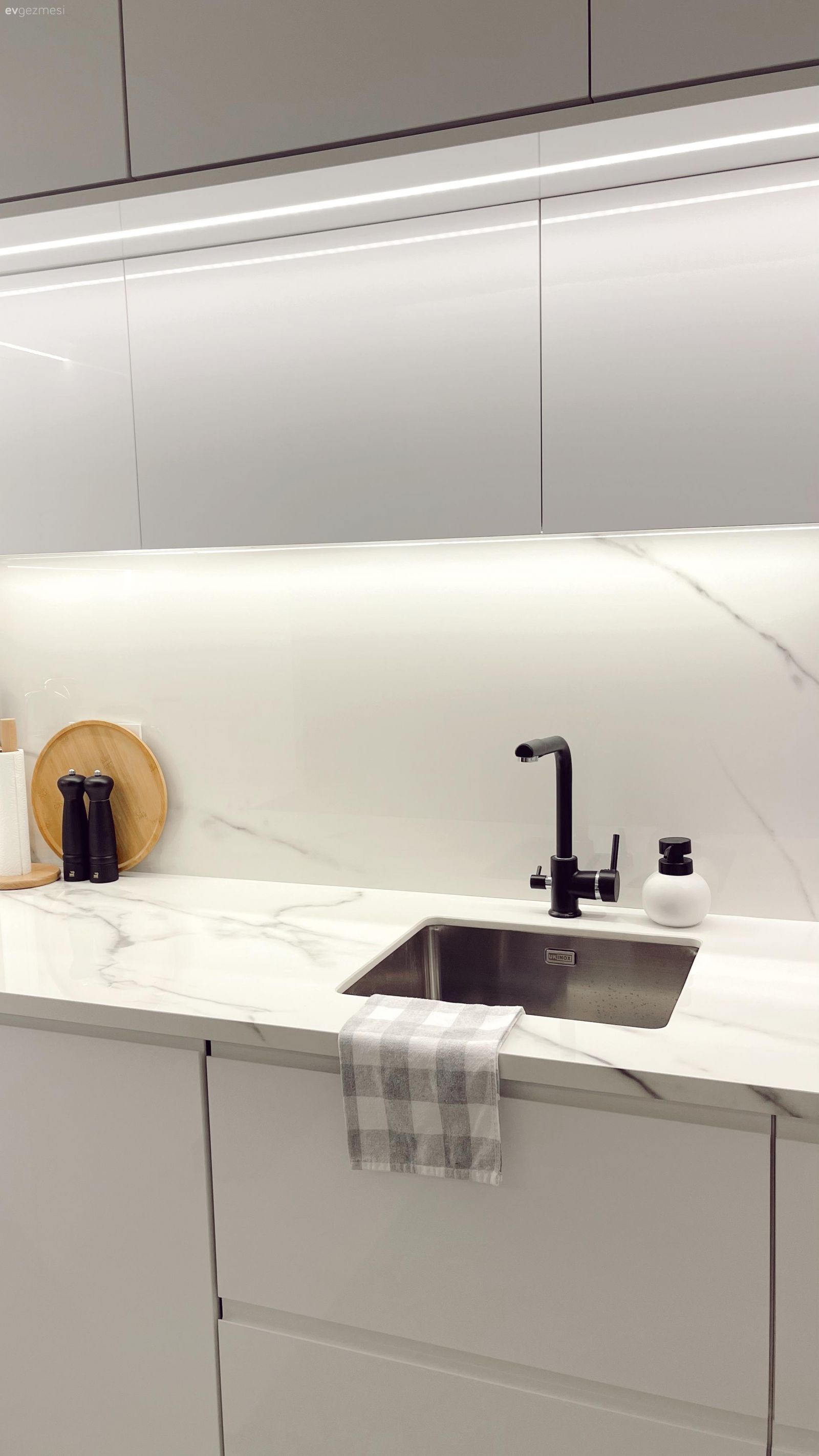 Mutfak, Beyaz, Modern mutfak, Mutfak tezgahı, Mutfak aksesuarları, Ankastre, Halı, Mutfak halısı