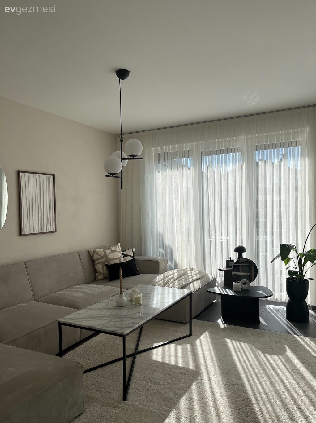 Salon, Modern, Gri, Beyaz, Siyah, Köşe koltuk, Koltuk takımı, Perde, Tül perde, Tablo, Duvar dekorasyonu, Ayna, Orta sehpa, Sehpa, Halı, Salon halısı, Yan sehpa, Ev bitkisi, Avize, Aydınlatma