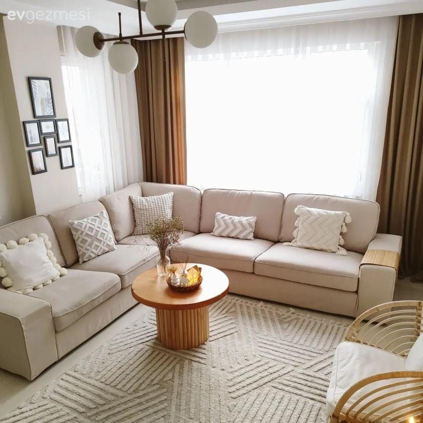 Salon, Bohem Dekorasyon, Beyaz, Krem, Bej, Köşe koltuk, Koltuk takımı, Kahverengi, Fon perde, Perde, Tül perde, Halı, Salon halısı, Ahşap Mobilya, Kırlent, Ev tekstili, Avize, Aydınlatma, Salon avizesi