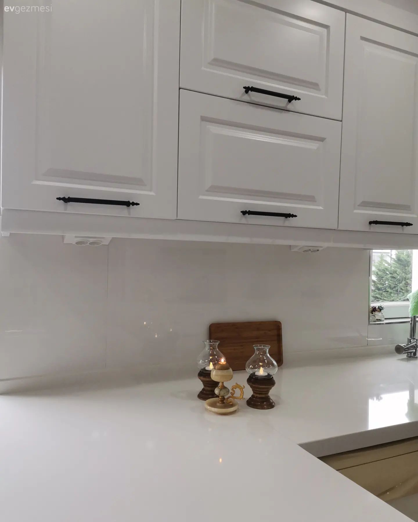 Beyaz, Shaker kapaklı dolaplar, Mutfak, Mutfak tezgahı, Mutfak tezgah arası, Parke