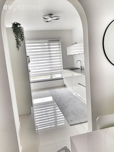 Mutfak, Beyaz mutfak, Modern mutfak, Zebra Perde, Perde, Mutfak perdesi, Kulpsuz mutfak dolabı, Mutfak tezgahı, Mutfak tezgah arası, Mutfak halısı, Halı, Mutfak Avize Modelleri, Mutfak aksesuarları