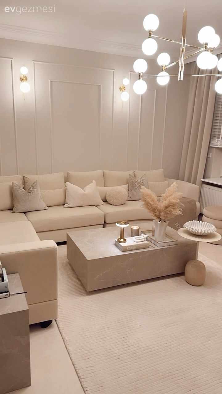 Beyazlara Kuşanmış Bu Evde Metalik Detaylar Işıltı Kaynağı!