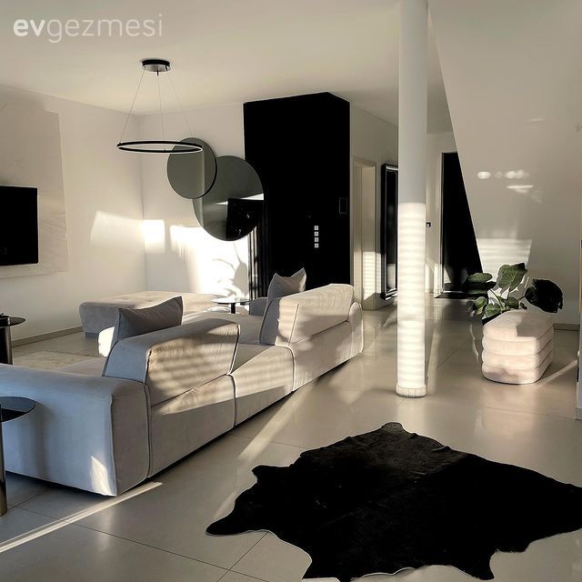 Bu Modern Evde Siyahın Gölgesi Beyaz, Beyazın Gölgesi De Siyah!