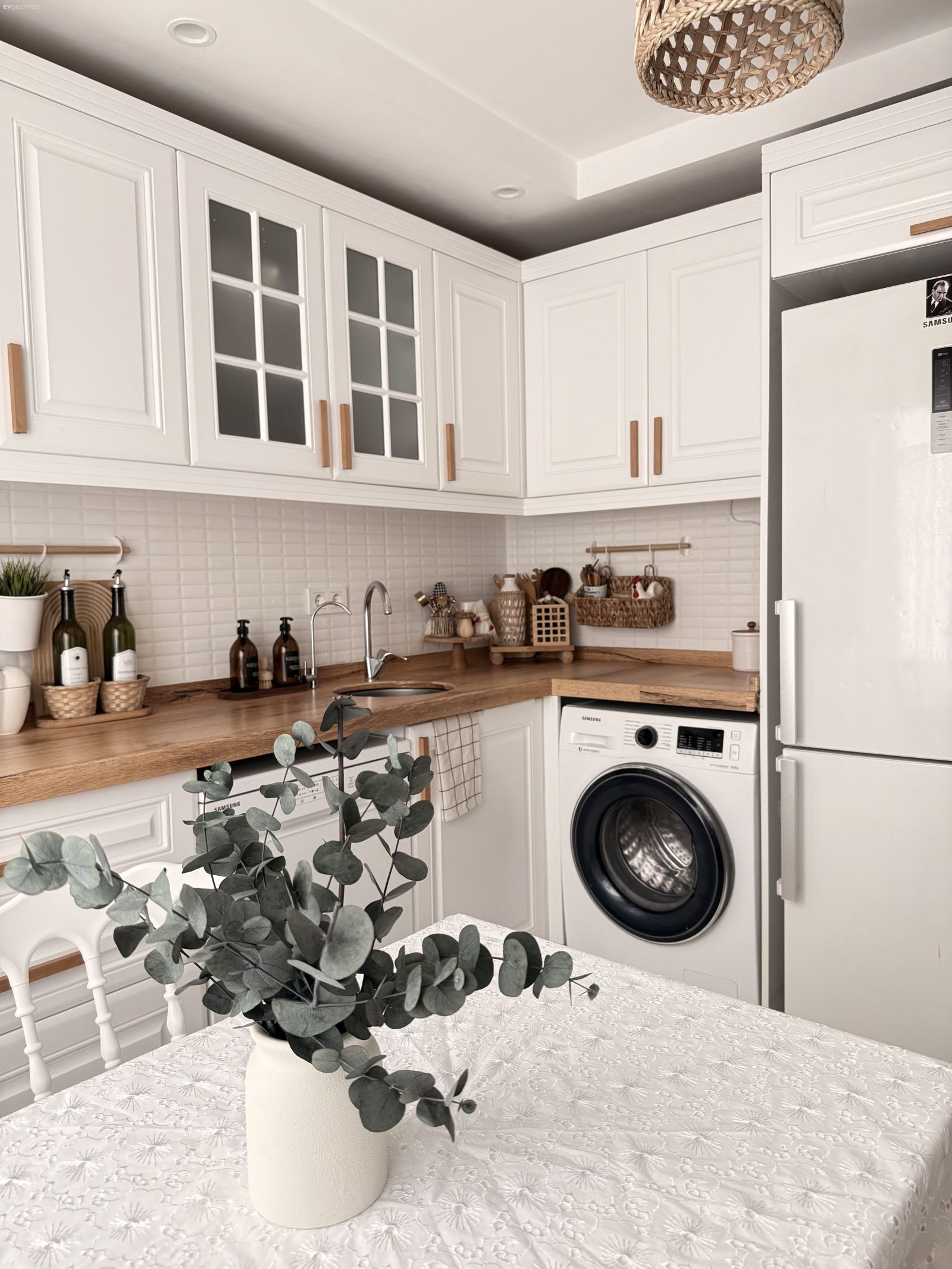 Bu İki Katlı Evde Modern ve Country Esintiler Karışmış