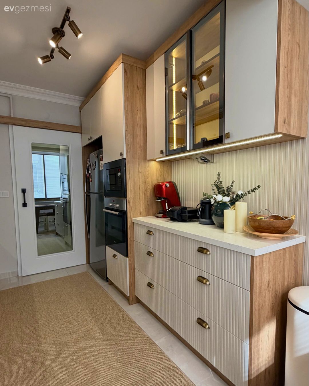 Kahve köşesi, Beyaz, Beyaz ve ahşap mutfak, Mutfak, Mutfak tezgahı, Cam kapaklı dolap, Lambri, Spot aydınlatma, Aydınlatma, Ankastre, Mutfak aksesuarları