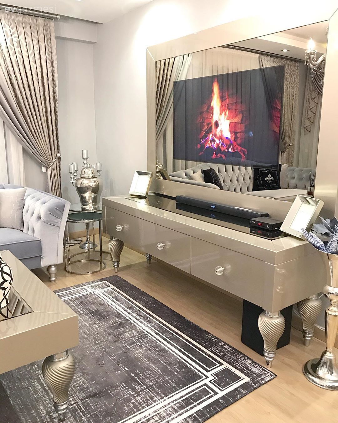 Salon, Modern klasik, Gri, Bej, Vizon, Beyaz, Kruvaze perde, Perde, Tül perde, Koltuk takımı, Orta sehpa, Sehpa, Halı, Salon halısı, Sehpa üstü aksesuarı, Ev Aksesuar, Tv ünitesi, Tv ünitesi aksesuarları, Dekoratif Objeler, Vazo, Art deko