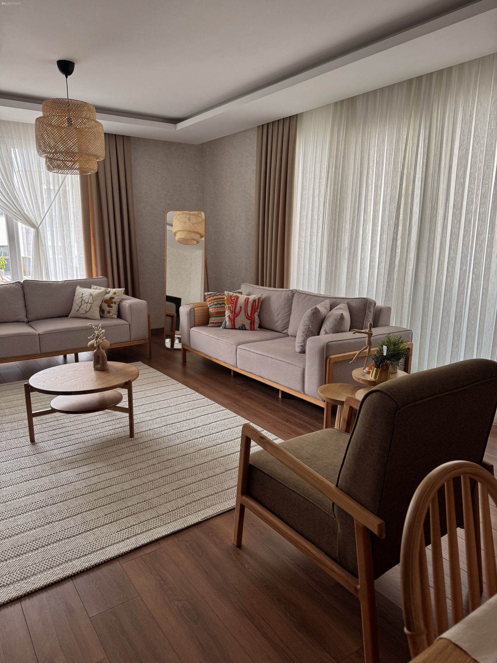 Salon, İskandinav, Beyaz, Bej, Krem, Vizon, Ahşap Mobilya, Fon perde, Perde, Tül perde, Koltuk takımı, Kırlent, Ev tekstili, Orta sehpa, Sehpa, Halı, Salon halısı, Hasır avize, Parke, Yeşil