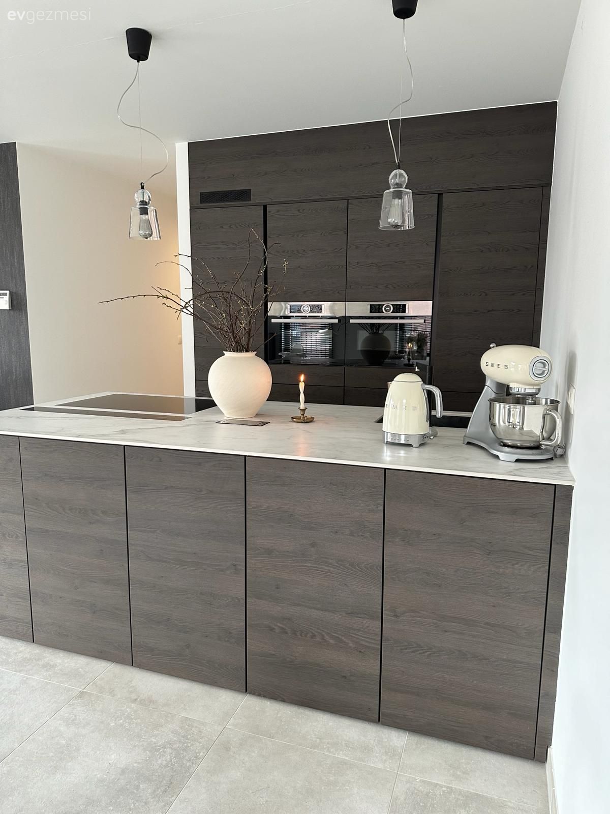 Amerikan Mutfak, Mutfak, Modern mutfak, Kulpsuz mutfak dolabı, Mutfak tezgahı, Ada mutfak, Ankastre, Kahverengi, Siyah, Beyaz, Dekoratif Objeler, Elektrikli Ocak, Cam Ankastre