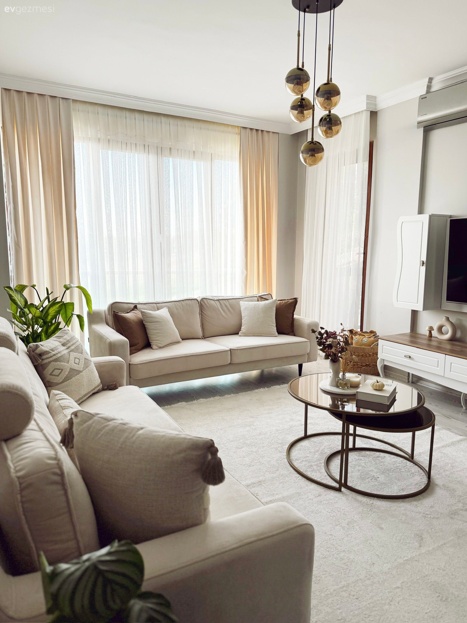 Salon, Modern, İskandinav, Krem, Bej, Beyaz, Koltuk takımı, Fon perde, Perde, Tül perde, Halı, Salon halısı, Orta sehpa, Sehpa, Kırlent, Ev tekstili, Avize, Aydınlatma, Salon avizesi, Dekoratif Objeler, Ev bitkisi