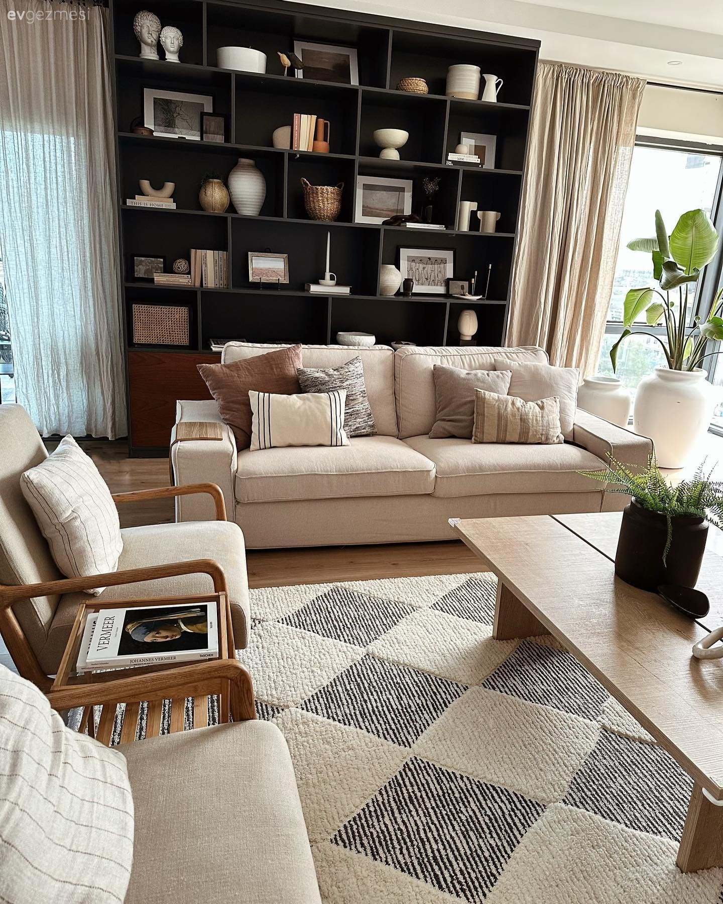 Salon, Modern, Beyaz, Krem, Bej, Siyah, Koltuk takımı, Kırlent, Ev tekstili, Halı, Salon halısı, Tül perde, Perde, Orta sehpa, Sehpa, Ahşap Mobilya, Yan sehpa, Dekoratif Objeler, Fon perde