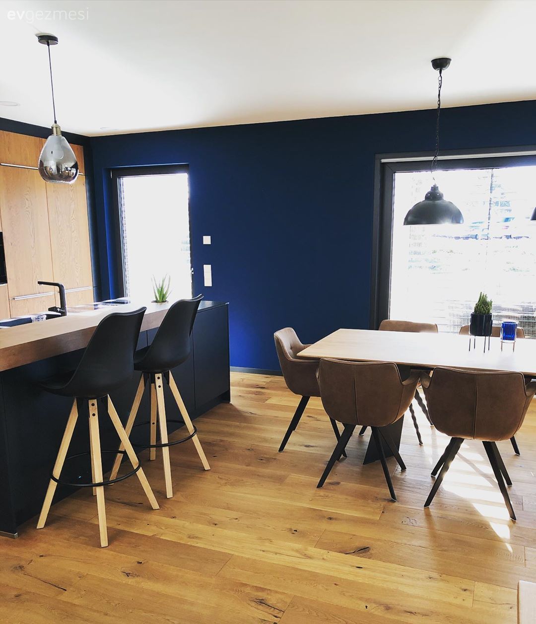 Modern rustik, Siyah, İndigo Mavisi, Sarı, Ahşap Mobilya, Mavi duvar, Aydınlatma, Avize, Ev tekstili, Parke, Yemek masası, Sandalye, Yemek odası avizesi, Amerikan Mutfak, Mutfak, Ada mutfak