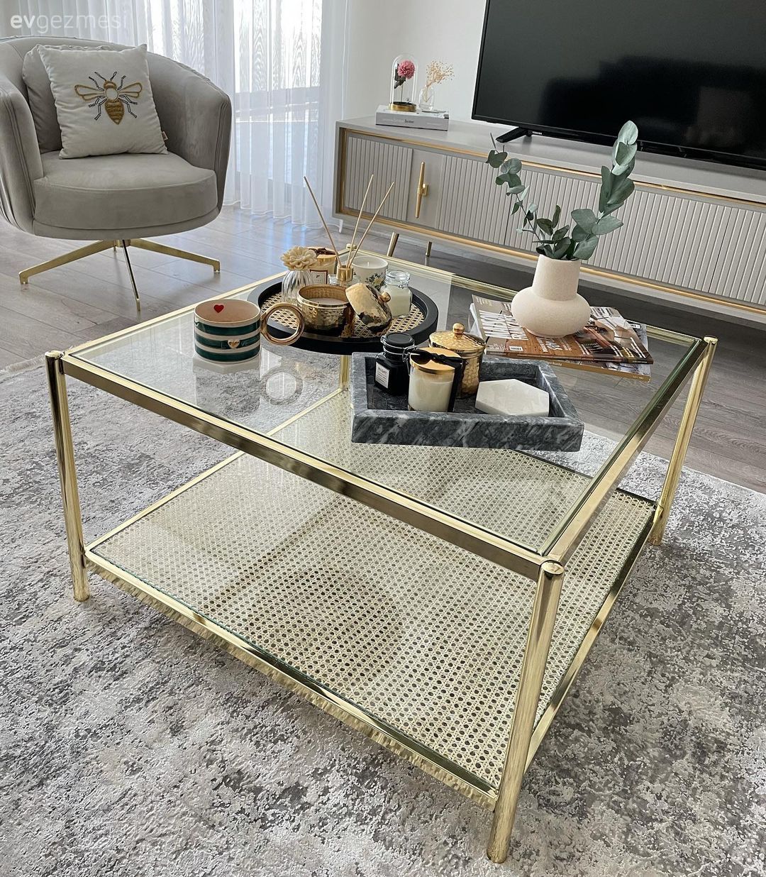 Salon, Bej, Krem, Altın, Beyaz, Orta sehpa, Sehpa, Cam orta sehpa, Halı, Salon halısı, Tv ünitesi, Ev bitkisi, Kırlent, Ev tekstili